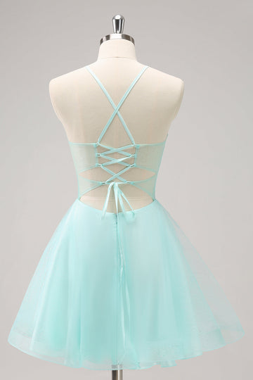 Vestido de fiesta corto con tirantes finos y corte en A de color verde